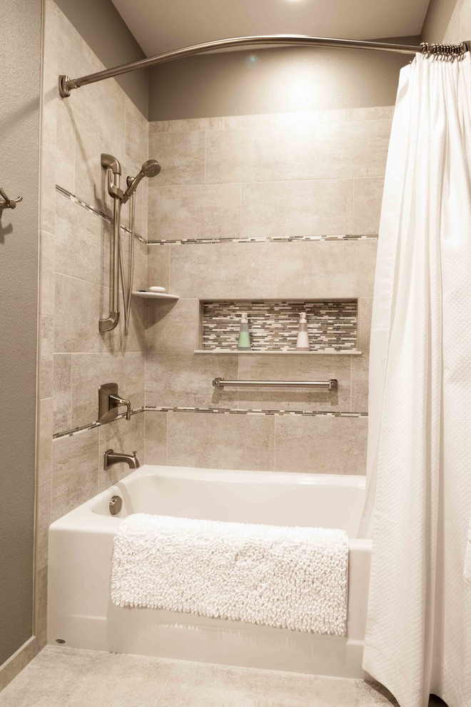 Diseño de cuarto de baño bohemio con bañera empotrada, combinación de ducha y bañera y baldosas y/o azulejos beige