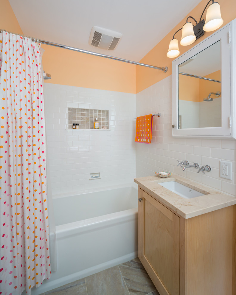 Aménagement d'une petite salle de bain classique en bois clair pour enfant avec un placard à porte affleurante, une baignoire en alcôve, un combiné douche/baignoire, WC séparés, un carrelage blanc, un carrelage métro, un mur orange, un sol en carrelage de porcelaine, un lavabo encastré et un plan de toilette en marbre.