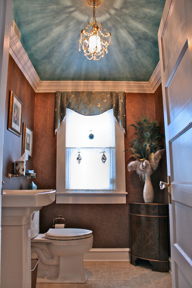 Kleines Klassisches Duschbad mit Toilette mit Aufsatzspülkasten, brauner Wandfarbe, Keramikboden, Sockelwaschbecken und beigem Boden in Baltimore