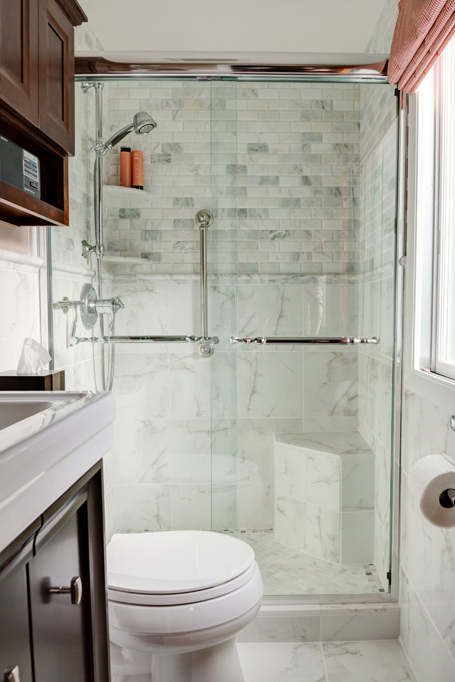 Klassisches Badezimmer mit integriertem Waschbecken, flächenbündigen Schrankfronten, dunklen Holzschränken, Wandtoilette mit Spülkasten, weißen Fliesen und Porzellanfliesen in Chicago