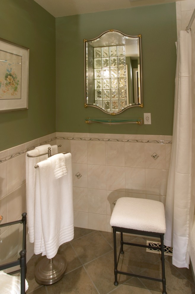 Cette image montre une salle de bain chalet avec une douche ouverte, un carrelage beige et des carreaux de porcelaine.