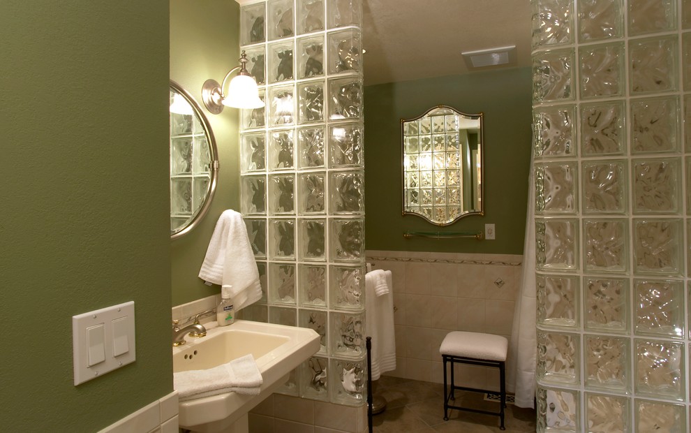 Foto di una stanza da bagno tradizionale con lavabo a colonna, doccia aperta, piastrelle beige e piastrelle in gres porcellanato