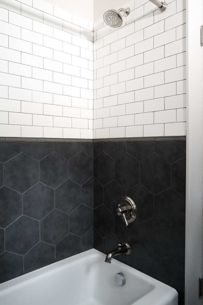 Idéer för små industriella badrum, med en toalettstol med separat cisternkåpa, svart och vit kakel, porslinskakel, vita väggar, klinkergolv i porslin och ett piedestal handfat