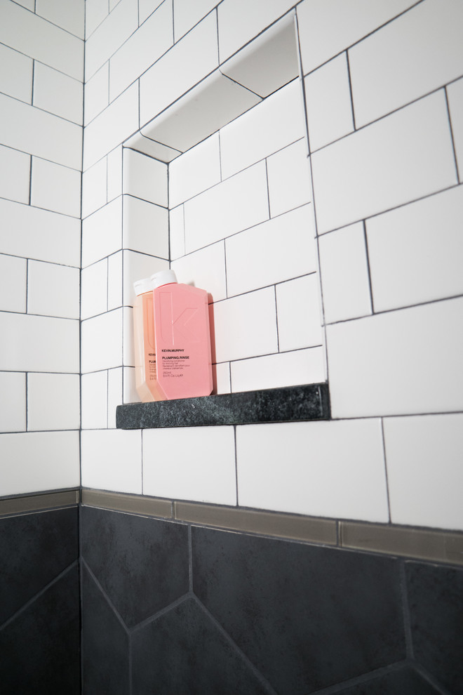Kleines Industrial Badezimmer mit Wandtoilette mit Spülkasten, schwarz-weißen Fliesen, Porzellanfliesen, weißer Wandfarbe, Porzellan-Bodenfliesen und Sockelwaschbecken in Salt Lake City