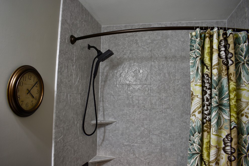 Idéer för att renovera ett litet vintage badrum med dusch, med luckor med infälld panel, skåp i mörkt trä, ett badkar i en alkov, en dusch/badkar-kombination, grå väggar, klinkergolv i keramik, bänkskiva i kvarts, brunt golv och dusch med duschdraperi