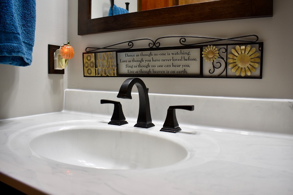Пример оригинального дизайна: маленькая ванная комната в стиле неоклассика (современная классика) с фасадами с утопленной филенкой, темными деревянными фасадами, ванной в нише, душем над ванной, серыми стенами, полом из керамической плитки, душевой кабиной, столешницей из искусственного кварца, коричневым полом и шторкой для ванной для на участке и в саду