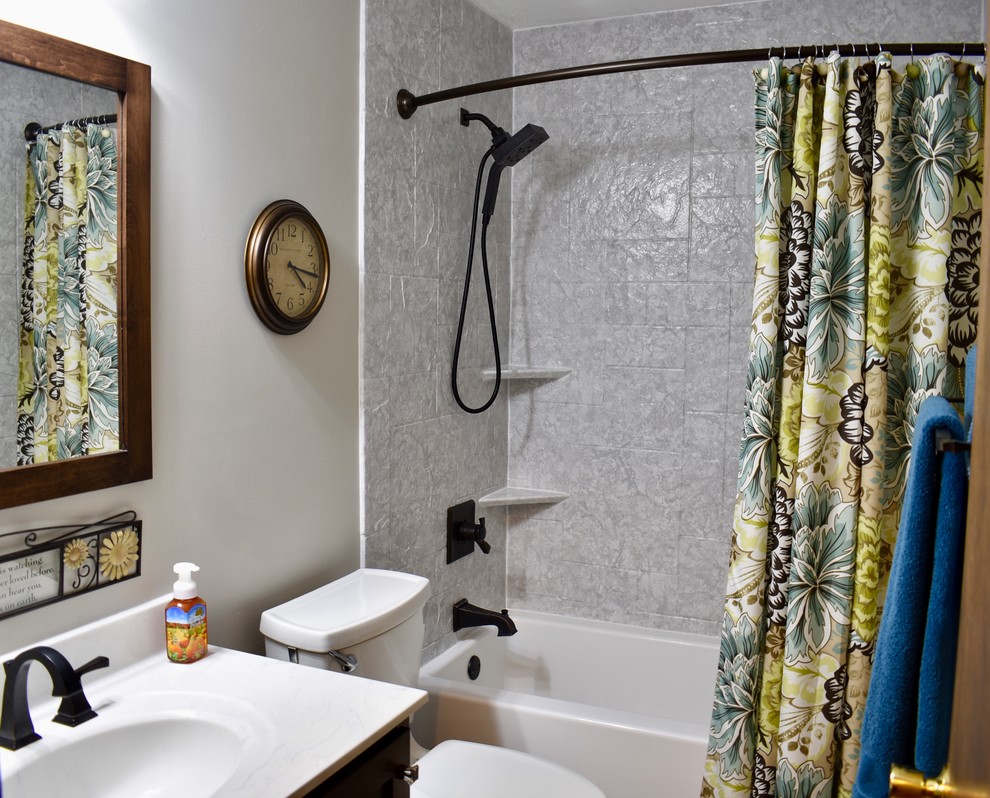 Источник вдохновения для домашнего уюта: маленькая ванная комната в стиле неоклассика (современная классика) с фасадами с утопленной филенкой, темными деревянными фасадами, ванной в нише, душем над ванной, серыми стенами, полом из керамической плитки, душевой кабиной, столешницей из искусственного кварца, коричневым полом и шторкой для ванной для на участке и в саду