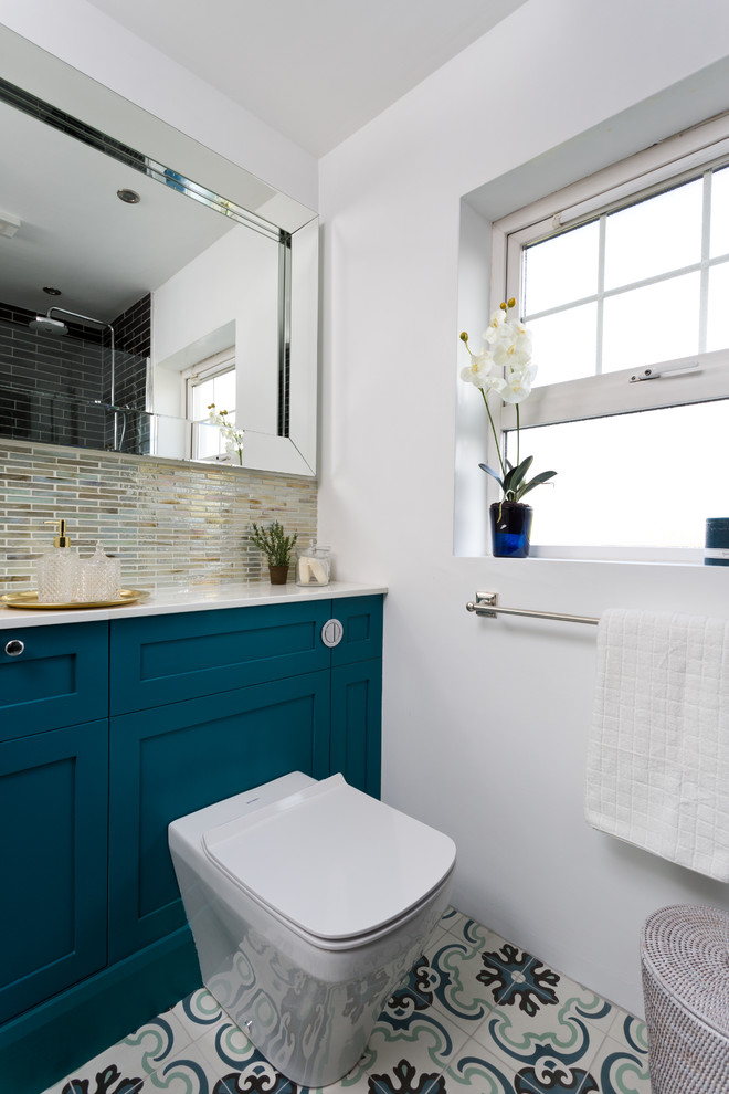 Inspiration för små moderna vitt badrum med dusch, med luckor med infälld panel, blå skåp, en öppen dusch, en toalettstol med hel cisternkåpa, svart kakel, tunnelbanekakel, vita väggar, cementgolv, ett nedsänkt handfat, bänkskiva i kvartsit, flerfärgat golv och med dusch som är öppen
