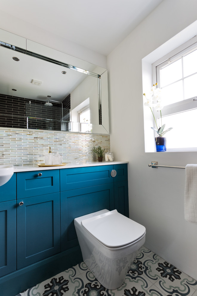 На фото: маленькая ванная комната в современном стиле с фасадами с утопленной филенкой, синими фасадами, открытым душем, унитазом-моноблоком, черной плиткой, плиткой кабанчик, белыми стенами, полом из цементной плитки, душевой кабиной, накладной раковиной, столешницей из кварцита, разноцветным полом, открытым душем и белой столешницей для на участке и в саду