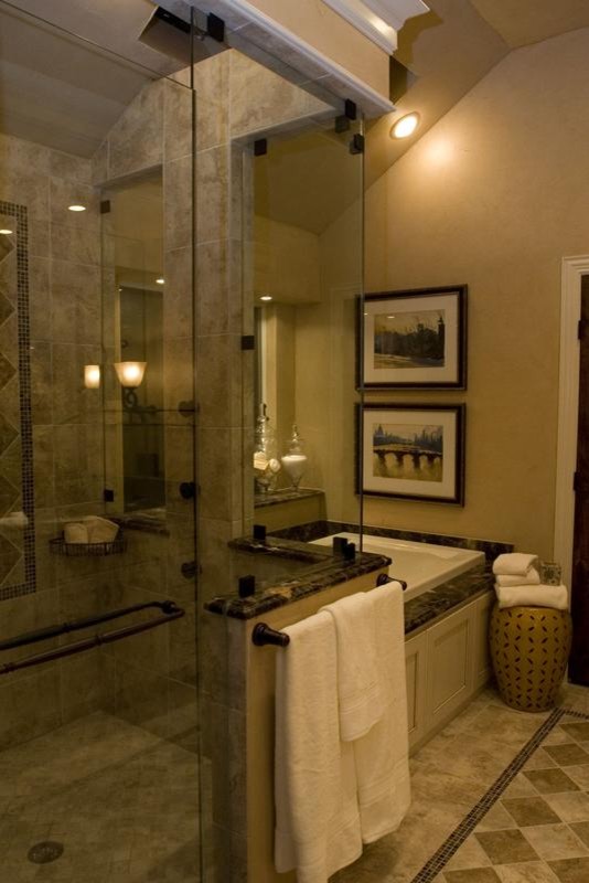 Example of a classic bathroom design in Dallas