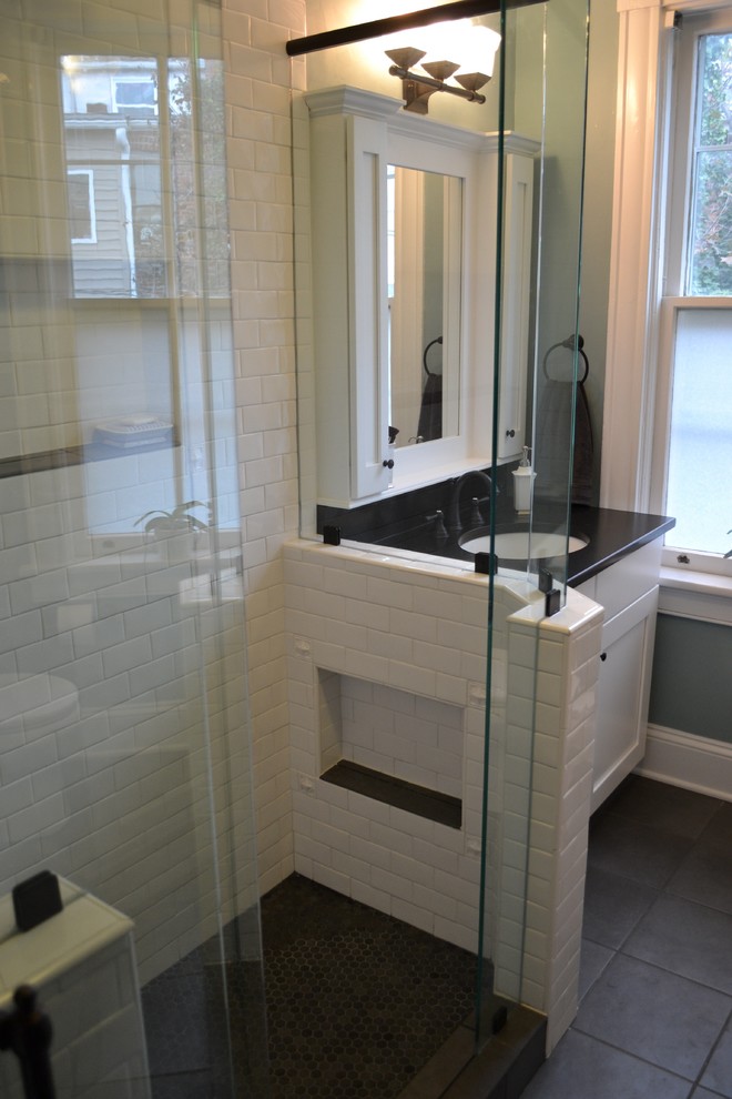 Foto de cuarto de baño clásico con lavabo bajoencimera, armarios estilo shaker, puertas de armario blancas, encimera de granito, baldosas y/o azulejos negros y baldosas y/o azulejos de porcelana