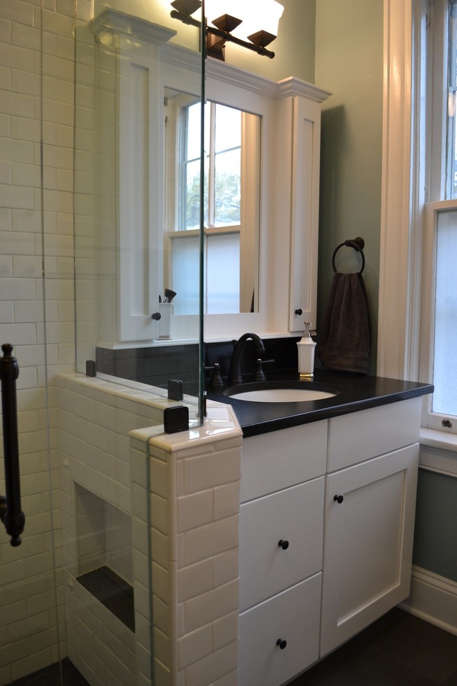 Foto de cuarto de baño tradicional con lavabo bajoencimera, armarios estilo shaker, puertas de armario blancas, encimera de granito, baldosas y/o azulejos negros y baldosas y/o azulejos de porcelana