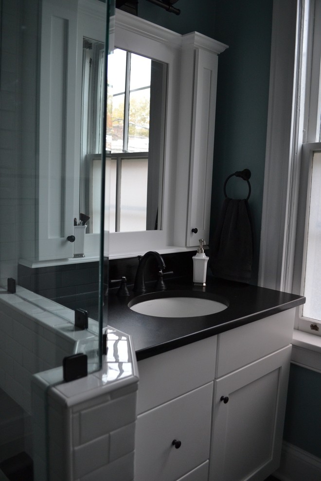 Esempio di una stanza da bagno tradizionale con lavabo sottopiano, ante in stile shaker, ante bianche, piastrelle nere e piastrelle in gres porcellanato