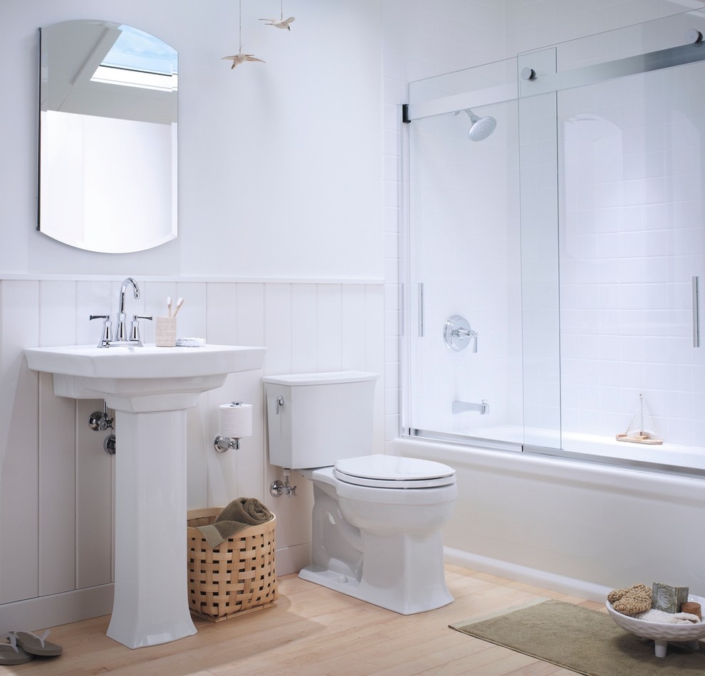 На фото: маленькая ванная комната в классическом стиле с раковиной с пьедесталом, ванной в нише, душем над ванной, раздельным унитазом, белыми стенами и светлым паркетным полом для на участке и в саду с