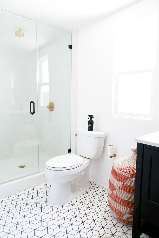 Eklektisches Badezimmer mit schwarzen Schränken, Keramikboden und weißem Boden in San Francisco