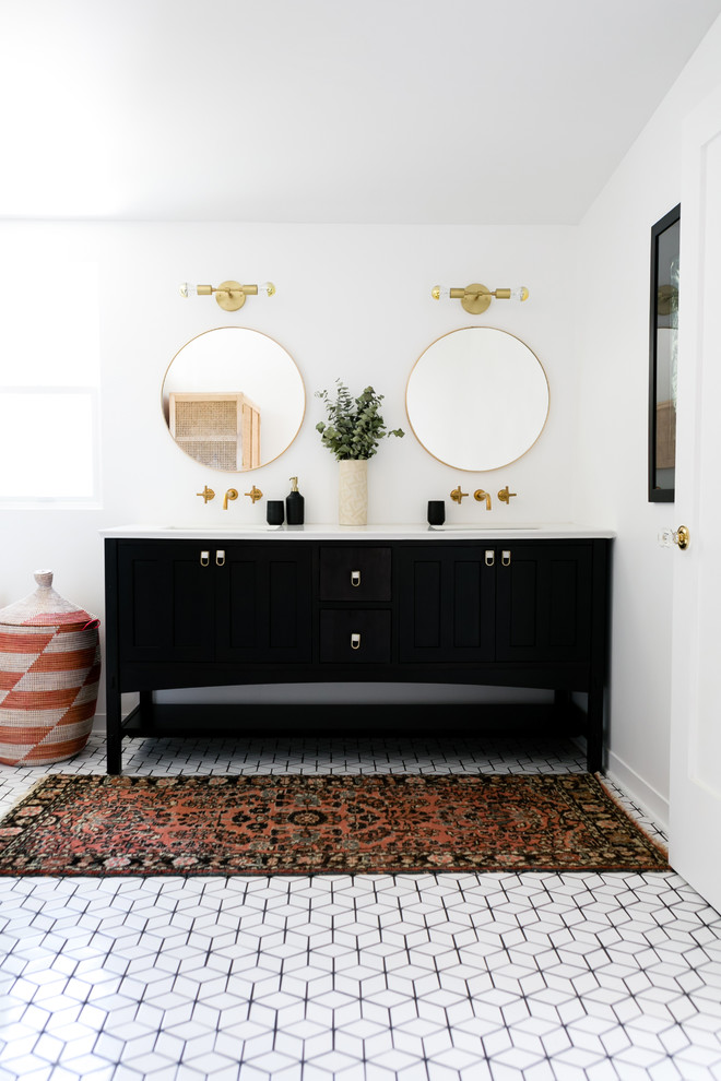 Diseño de cuarto de baño ecléctico con puertas de armario negras, suelo de baldosas de cerámica y suelo blanco