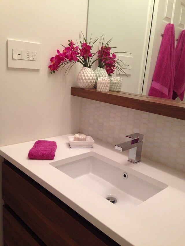 Aménagement d'une petite douche en alcôve principale moderne en bois brun avec un placard à porte plane, WC à poser, un carrelage blanc, mosaïque, un mur blanc, un sol en marbre, un lavabo encastré et un plan de toilette en quartz modifié.
