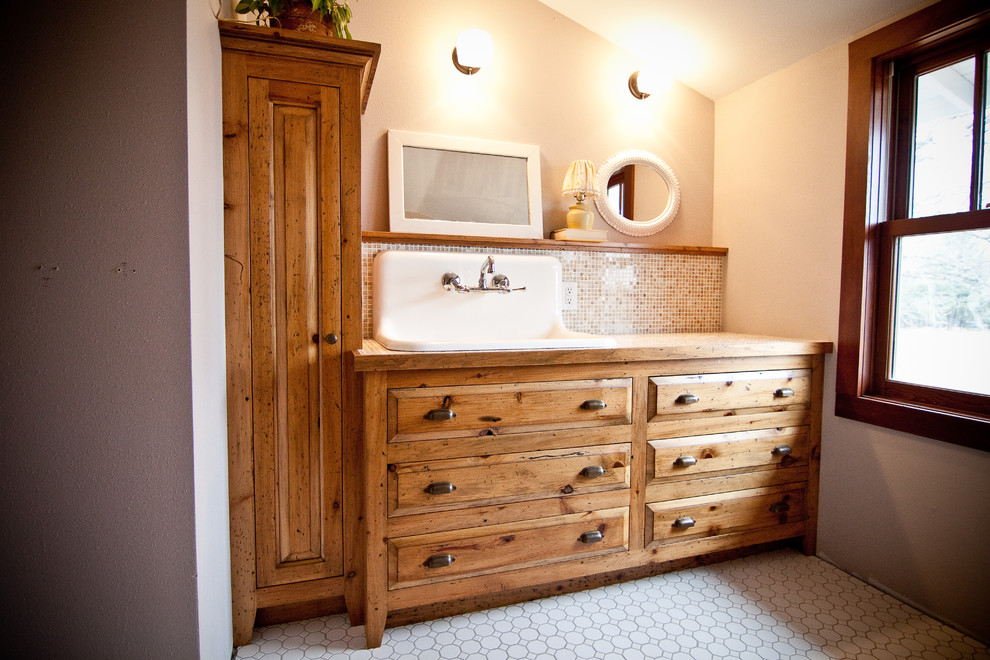 Modelo de cuarto de baño tradicional con lavabo encastrado
