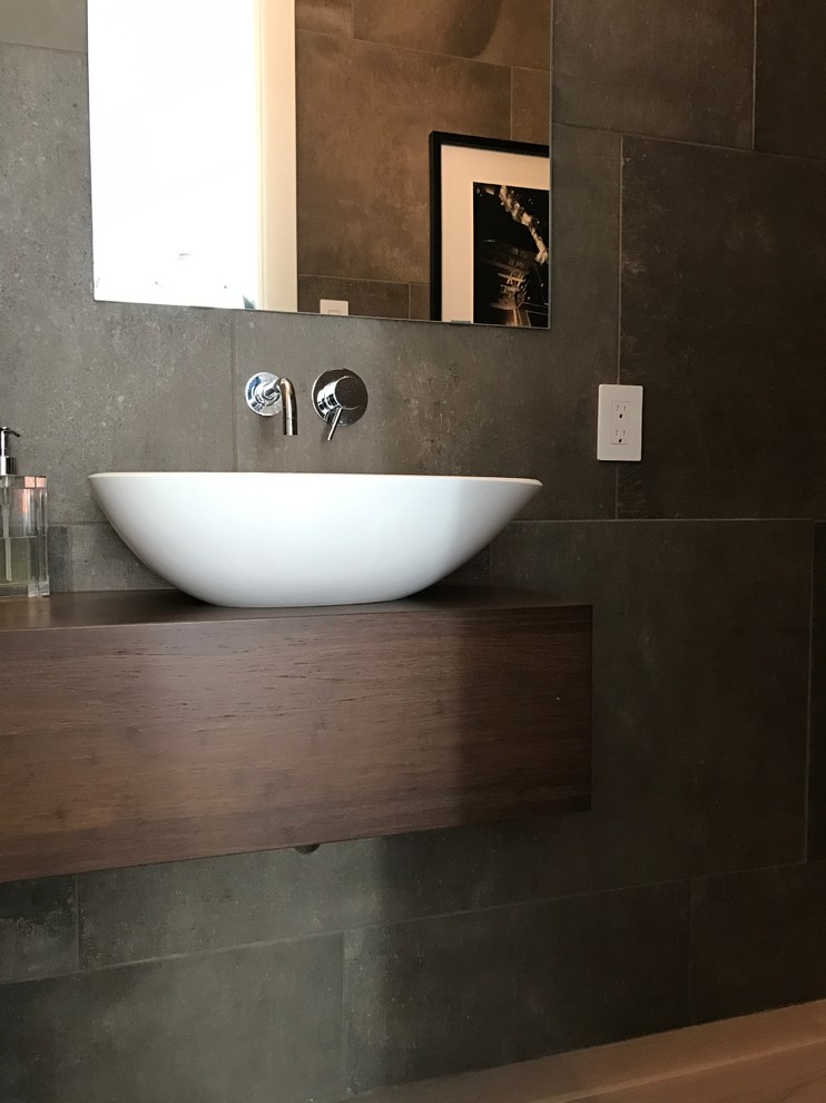 Idee per una piccola stanza da bagno con doccia minimalista con ante lisce, piastrelle grigie e top in legno