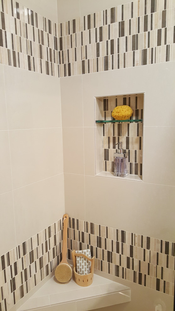 Eklektisk inredning av ett litet grå grått badrum med dusch, med skåp i shakerstil, vita skåp, en dusch i en alkov, en toalettstol med hel cisternkåpa, beige kakel, porslinskakel, grå väggar, kalkstensgolv, ett undermonterad handfat, bänkskiva i kvarts, beiget golv och dusch med skjutdörr