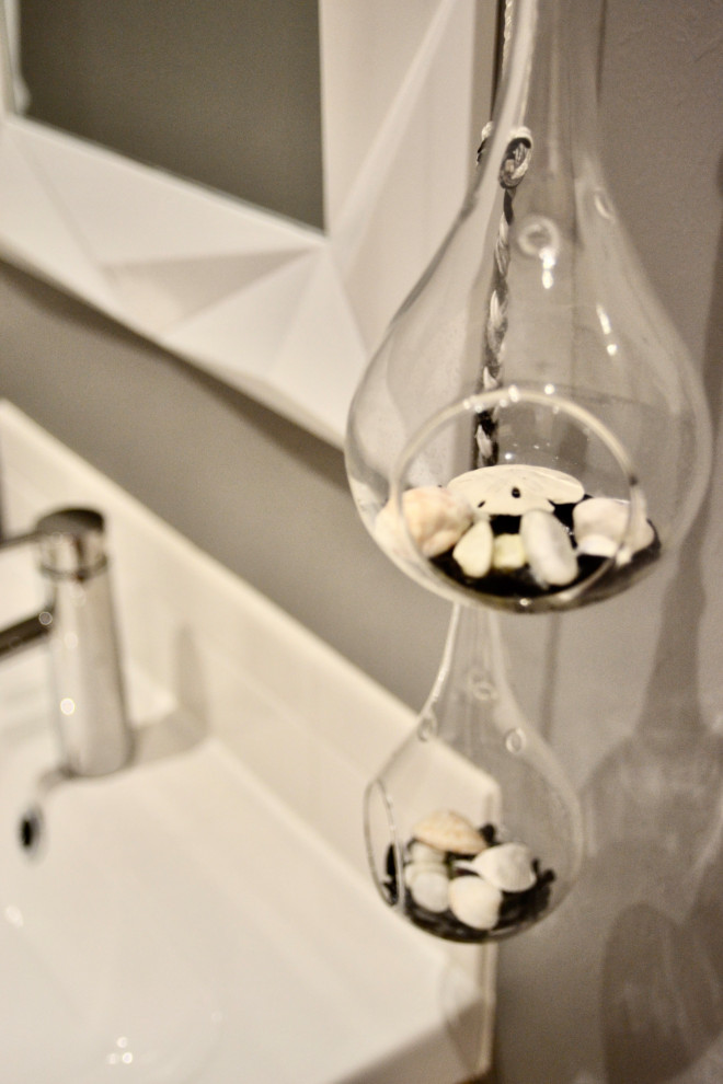 Immagine di una stanza da bagno moderna di medie dimensioni con ante lisce, ante marroni, piastrelle bianche, pareti grigie, pavimento con piastrelle in ceramica, pavimento grigio e top bianco