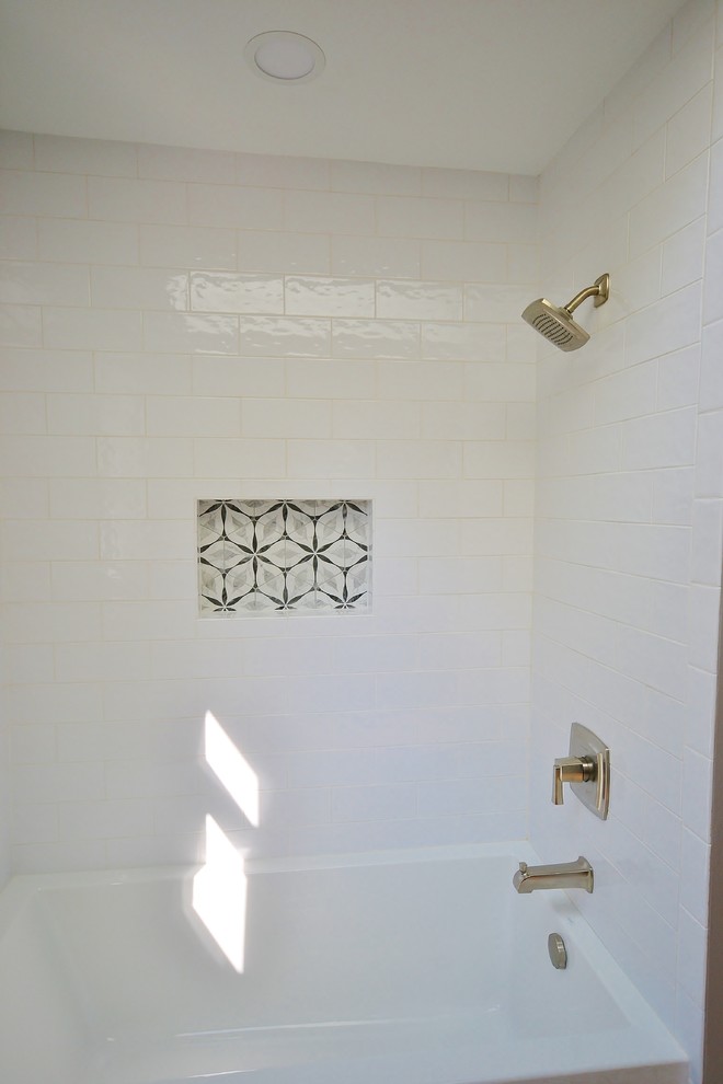 На фото: маленькая детская ванная комната в стиле неоклассика (современная классика) с плоскими фасадами, черными фасадами, ванной в нише, душем над ванной, раздельным унитазом, серыми стенами, полом из керамической плитки, врезной раковиной, столешницей из гранита, серым полом, шторкой для ванной и серой столешницей для на участке и в саду
