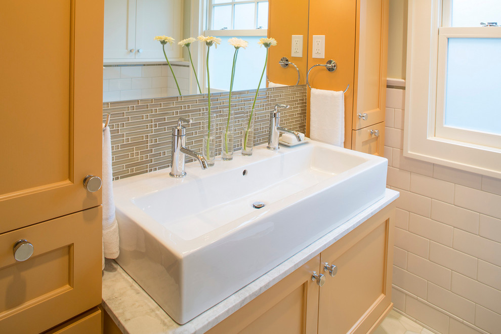 Foto på ett litet vintage badrum, med orange skåp, ett avlångt handfat, skåp i shakerstil, marmorbänkskiva, ett badkar i en alkov, en toalettstol med separat cisternkåpa, flerfärgad kakel, gröna väggar och klinkergolv i keramik