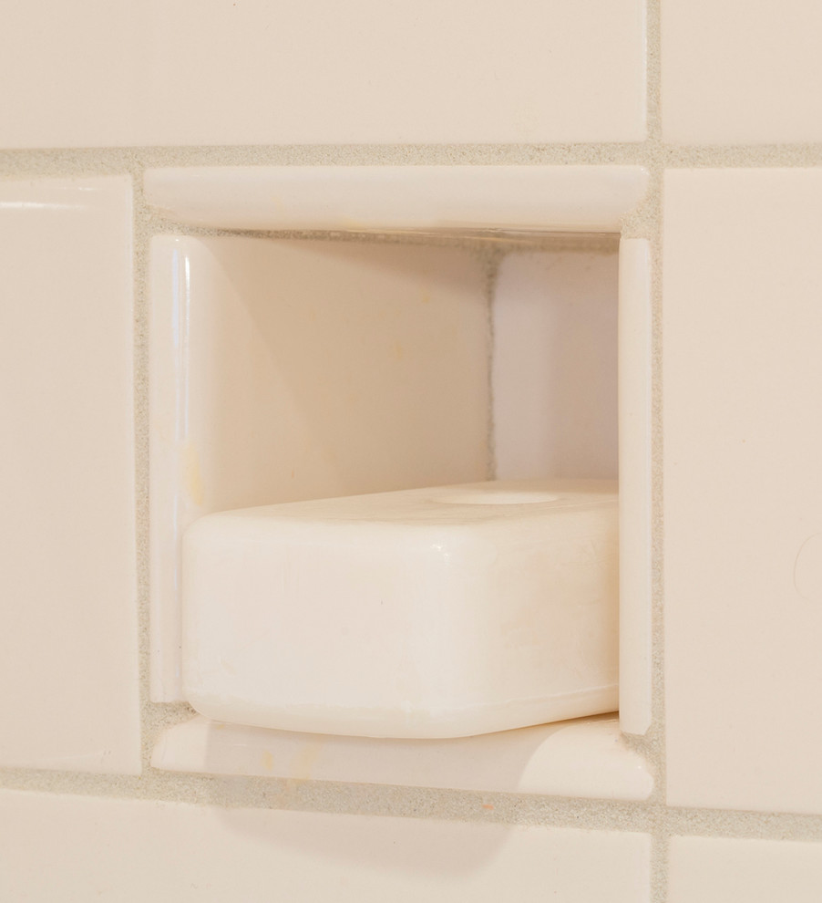 Immagine di una piccola stanza da bagno classica con lavabo rettangolare, ante in stile shaker, top in marmo, vasca ad alcova, doccia alcova, WC a due pezzi, piastrelle multicolore, pareti verdi e pavimento con piastrelle in ceramica