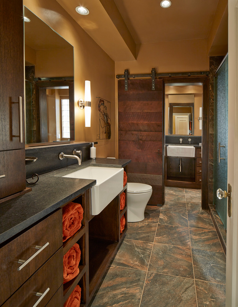 На фото: ванная комната среднего размера в современном стиле с плоскими фасадами, темными деревянными фасадами, столешницей из гранита, душем в нише, раздельным унитазом, керамогранитной плиткой и коричневыми стенами