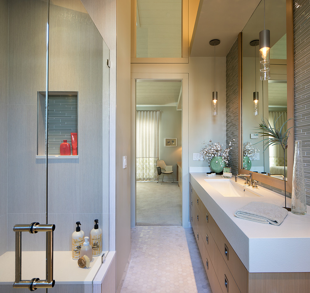 Ejemplo de cuarto de baño contemporáneo con armarios con paneles lisos, puertas de armario de madera oscura, ducha empotrada, paredes grises, lavabo bajoencimera y ducha con puerta con bisagras