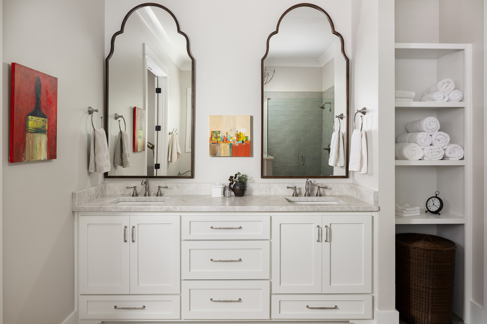 Ejemplo de cuarto de baño principal tradicional con lavabo bajoencimera, encimera de mármol, armarios estilo shaker, puertas de armario blancas, paredes grises y encimeras grises