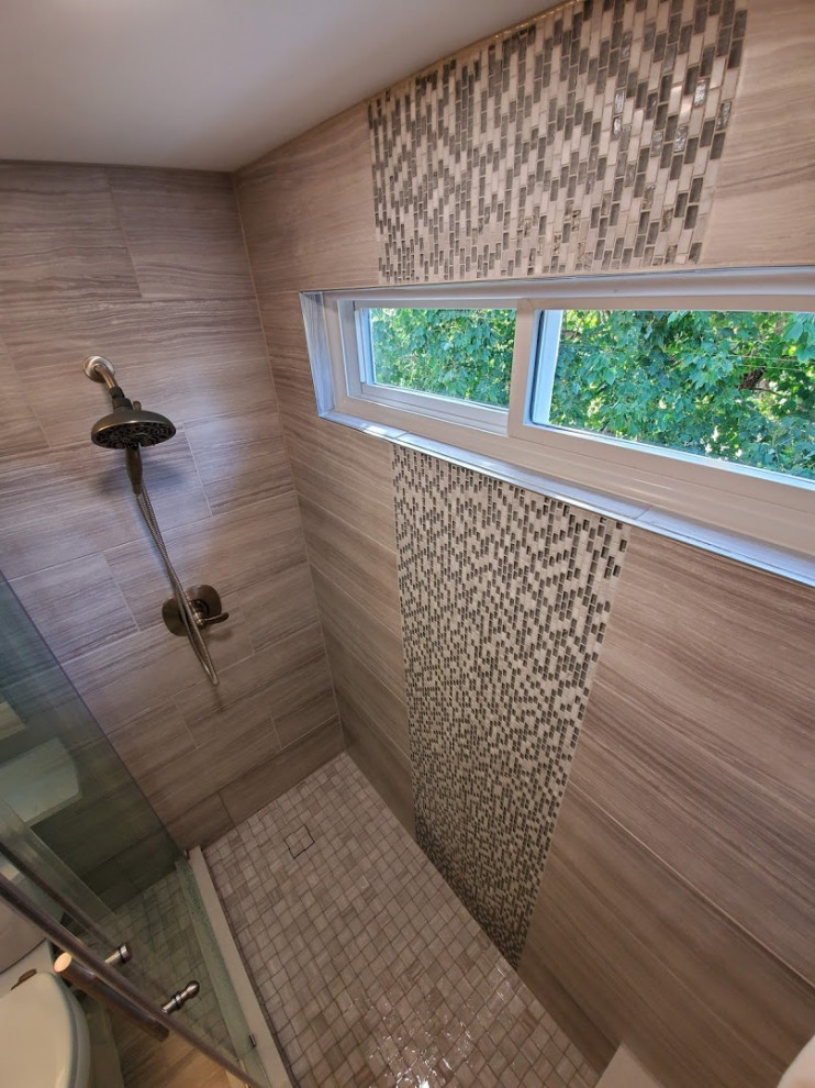 На фото: маленькая главная ванная комната в стиле неоклассика (современная классика) с фасадами в стиле шейкер, серыми фасадами, душем в нише, раздельным унитазом, керамогранитной плиткой, серыми стенами, полом из керамогранита, настольной раковиной, столешницей из искусственного кварца, серым полом, душем с раздвижными дверями, белой столешницей и серой плиткой для на участке и в саду