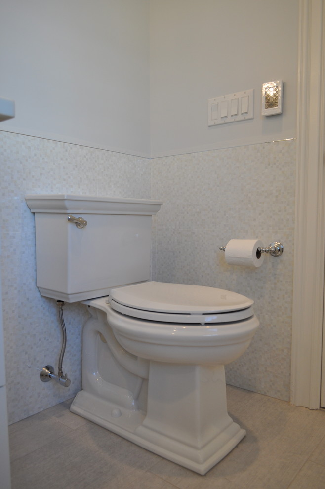 Mittelgroßes Modernes Badezimmer mit Unterbauwaschbecken, verzierten Schränken, weißen Schränken, Quarzwerkstein-Waschtisch, Wandtoilette mit Spülkasten, farbigen Fliesen, Porzellanfliesen, grauer Wandfarbe und Porzellan-Bodenfliesen in New York