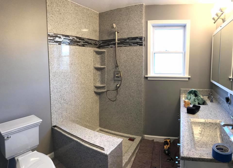 Cette photo montre une petite salle de bain principale tendance avec une douche d'angle, un carrelage beige et une cabine de douche à porte battante.