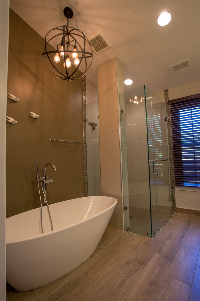 Пример оригинального дизайна: маленькая главная ванная комната в классическом стиле с фасадами в стиле шейкер, темными деревянными фасадами, отдельно стоящей ванной, угловым душем, унитазом-моноблоком, коричневой плиткой, плиткой мозаикой, коричневыми стенами, полом из керамической плитки, накладной раковиной и столешницей из гранита для на участке и в саду