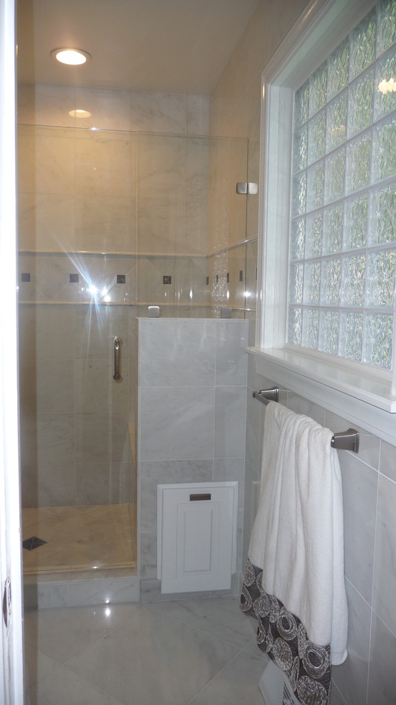Exempel på ett litet klassiskt en-suite badrum, med luckor med glaspanel, vita skåp, en dusch i en alkov, en toalettstol med separat cisternkåpa, vit kakel, marmorkakel, vita väggar, marmorgolv, ett väggmonterat handfat, vitt golv och dusch med gångjärnsdörr