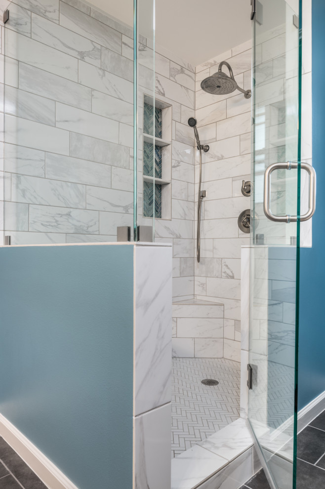 Идея дизайна: маленькая главная ванная комната в стиле неоклассика (современная классика) с стеклянными фасадами, белыми фасадами, угловым душем, унитазом-моноблоком, синей плиткой, керамогранитной плиткой, синими стенами, полом из керамогранита, врезной раковиной, мраморной столешницей, белым полом, душем с распашными дверями, белой столешницей, нишей, тумбой под две раковины и напольной тумбой для на участке и в саду
