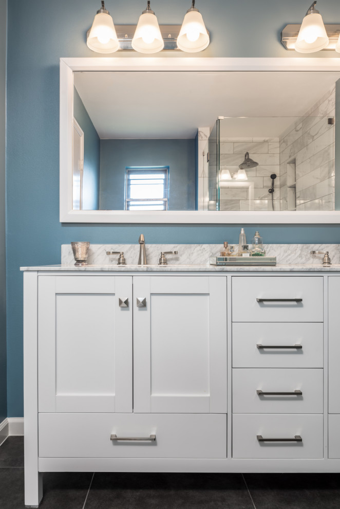 На фото: маленькая главная ванная комната в стиле неоклассика (современная классика) с стеклянными фасадами, белыми фасадами, угловым душем, унитазом-моноблоком, синей плиткой, керамогранитной плиткой, синими стенами, полом из керамогранита, врезной раковиной, мраморной столешницей, белым полом, душем с распашными дверями, белой столешницей, нишей, тумбой под две раковины и напольной тумбой для на участке и в саду
