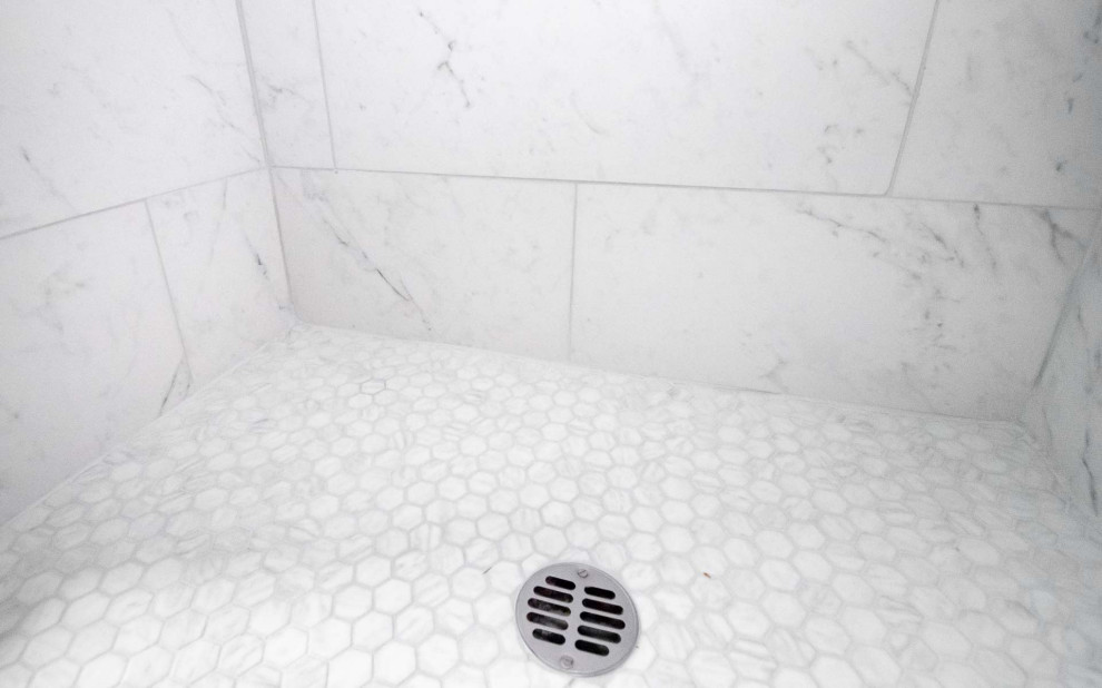 Пример оригинального дизайна: маленькая главная ванная комната в стиле неоклассика (современная классика) с плоскими фасадами, белыми фасадами, душем в нише, раздельным унитазом, белой плиткой, керамической плиткой, серыми стенами, полом из керамической плитки, врезной раковиной, столешницей из искусственного кварца, серым полом, душем с распашными дверями, белой столешницей, нишей, тумбой под одну раковину и встроенной тумбой для на участке и в саду