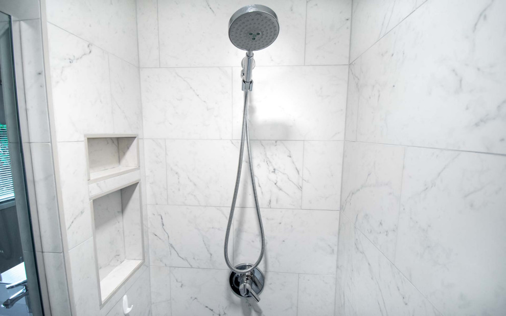 Idéer för att renovera ett litet vintage vit vitt en-suite badrum, med släta luckor, vita skåp, en dusch i en alkov, en toalettstol med separat cisternkåpa, vit kakel, keramikplattor, grå väggar, klinkergolv i keramik, ett undermonterad handfat, bänkskiva i kvarts, grått golv och dusch med gångjärnsdörr