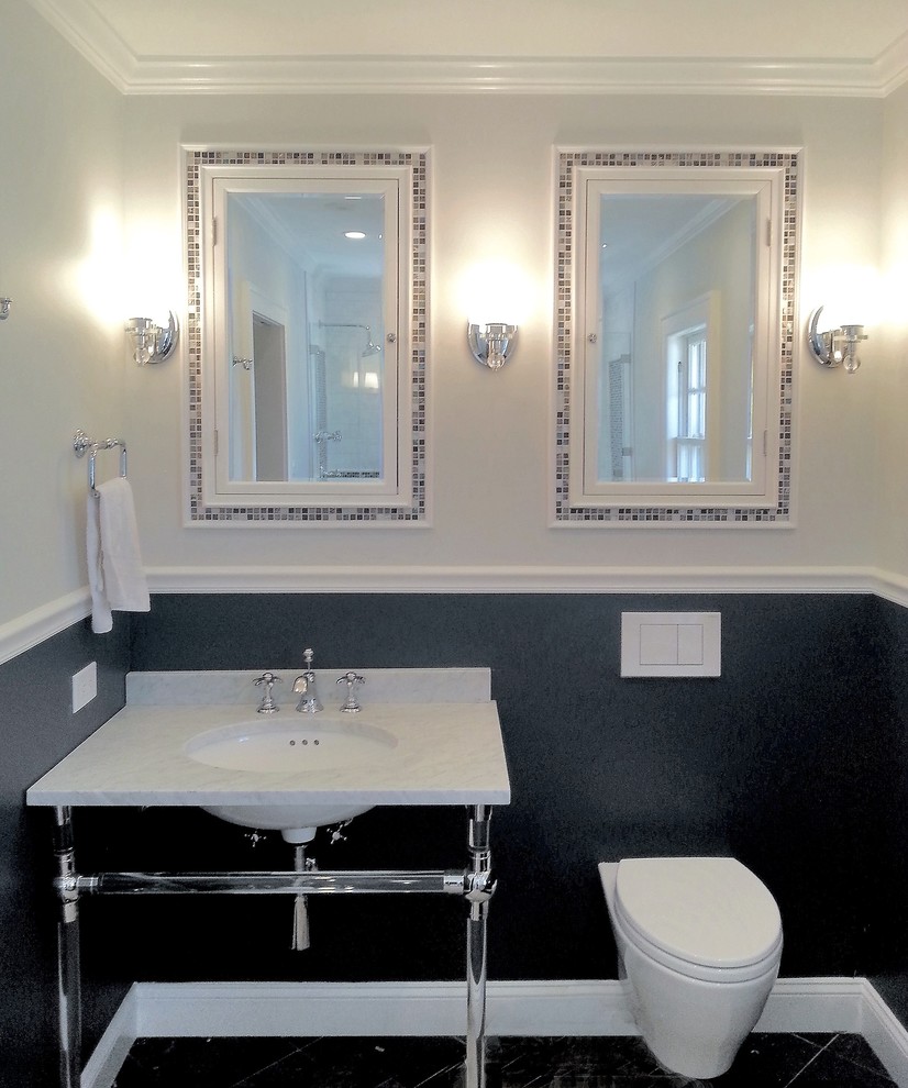 Diseño de cuarto de baño principal clásico renovado de tamaño medio con lavabo tipo consola, encimera de mármol, bañera con patas, ducha empotrada, sanitario de pared y suelo de mármol