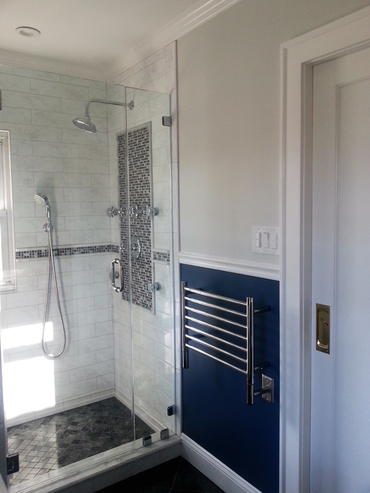 Стильный дизайн: главная ванная комната среднего размера в стиле неоклассика (современная классика) с консольной раковиной, ванной на ножках, душем в нише, инсталляцией, серой плиткой, синими стенами и мраморным полом - последний тренд
