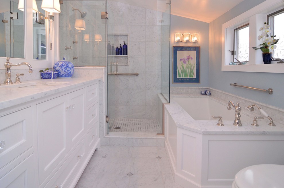 На фото: главная ванная комната среднего размера в классическом стиле с фасадами с утопленной филенкой, белыми фасадами, полновстраиваемой ванной, раздельным унитазом, белой плиткой, каменной плиткой, синими стенами, мраморным полом, врезной раковиной и мраморной столешницей с