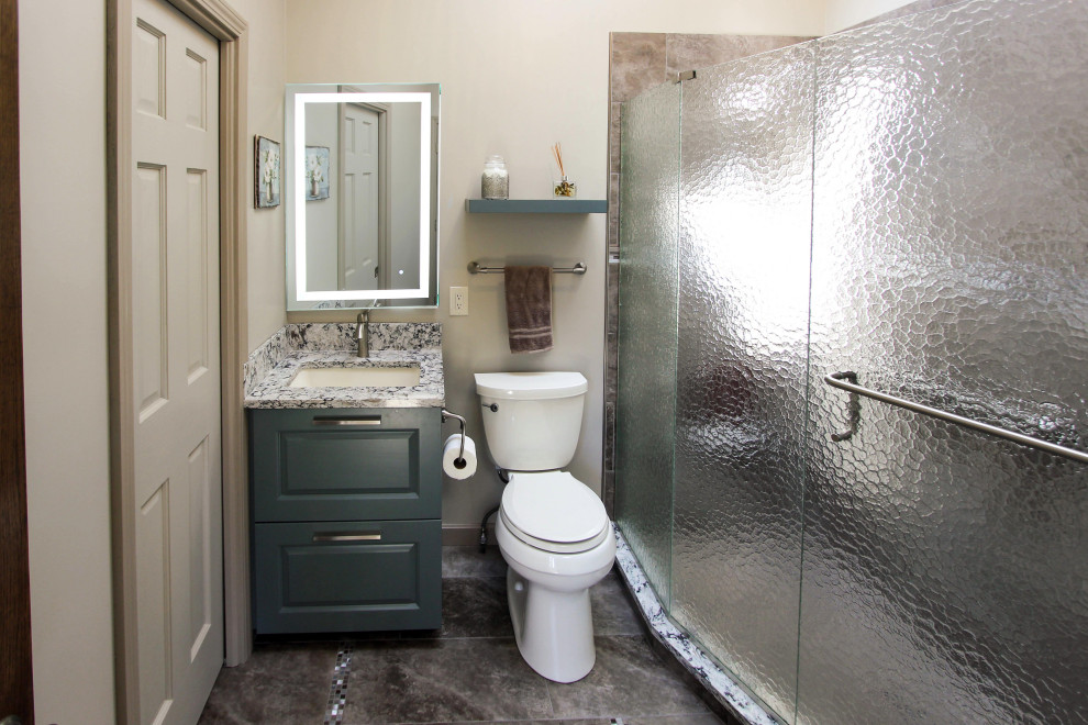 Пример оригинального дизайна: маленькая главная ванная комната в стиле неоклассика (современная классика) с фасадами с выступающей филенкой, зелеными фасадами, угловым душем, раздельным унитазом, бежевыми стенами, полом из керамогранита, врезной раковиной, столешницей из искусственного кварца, серым полом, душем с распашными дверями и разноцветной столешницей для на участке и в саду