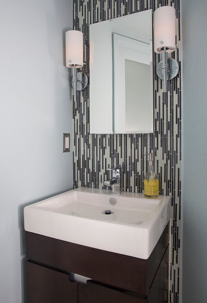 Klassisk inredning av ett litet badrum med dusch, med svart kakel, mosaik, blå väggar och ett integrerad handfat