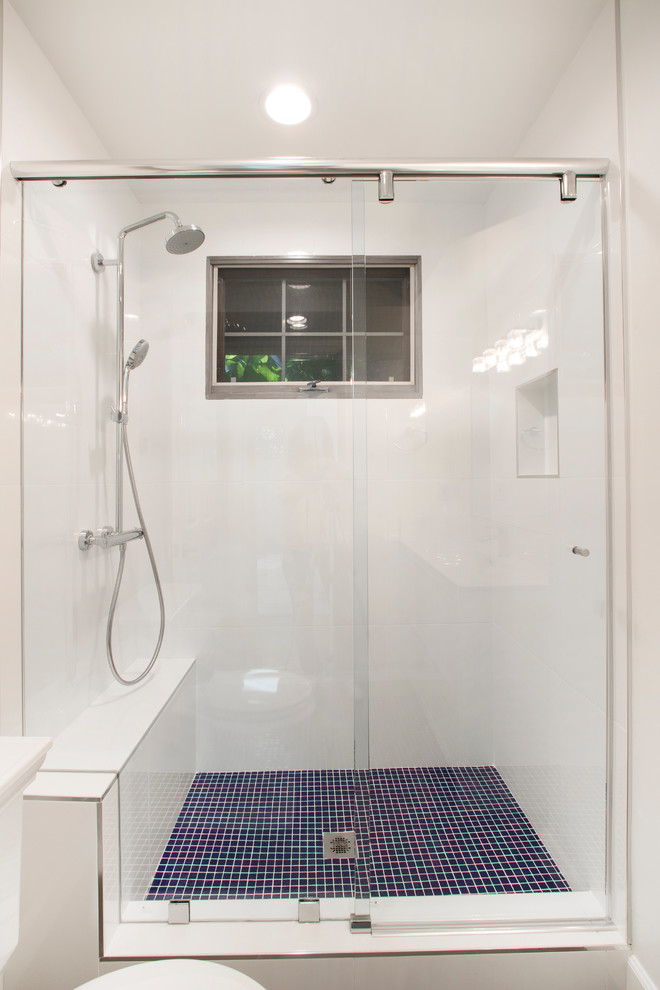 Kleines Modernes Badezimmer mit Glasfronten, weißen Schränken, offener Dusche, Wandtoilette mit Spülkasten, weißen Fliesen, Porzellanfliesen, weißer Wandfarbe, Porzellan-Bodenfliesen, integriertem Waschbecken und Onyx-Waschbecken/Waschtisch in Los Angeles