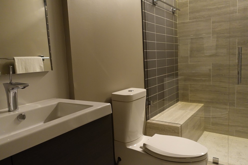 Пример оригинального дизайна: маленькая ванная комната в стиле модернизм с плоскими фасадами, темными деревянными фасадами, душевой комнатой, раздельным унитазом, разноцветной плиткой, керамогранитной плиткой, коричневыми стенами, полом из керамогранита, душевой кабиной, подвесной раковиной, столешницей из искусственного камня, коричневым полом, душем с распашными дверями и белой столешницей для на участке и в саду