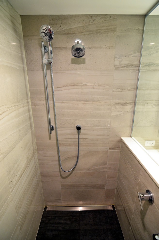Cette photo montre une petite salle de bain principale moderne en bois foncé avec un placard à porte plane, une douche ouverte, un carrelage gris, des carreaux de porcelaine, un mur gris, un sol en carrelage de porcelaine, un lavabo posé et un plan de toilette en quartz modifié.