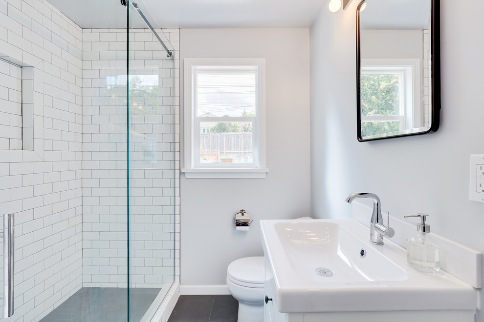 Kleines Modernes Duschbad mit flächenbündigen Schrankfronten, weißen Schränken, offener Dusche, weißen Fliesen, Metrofliesen und weißer Waschtischplatte in Seattle