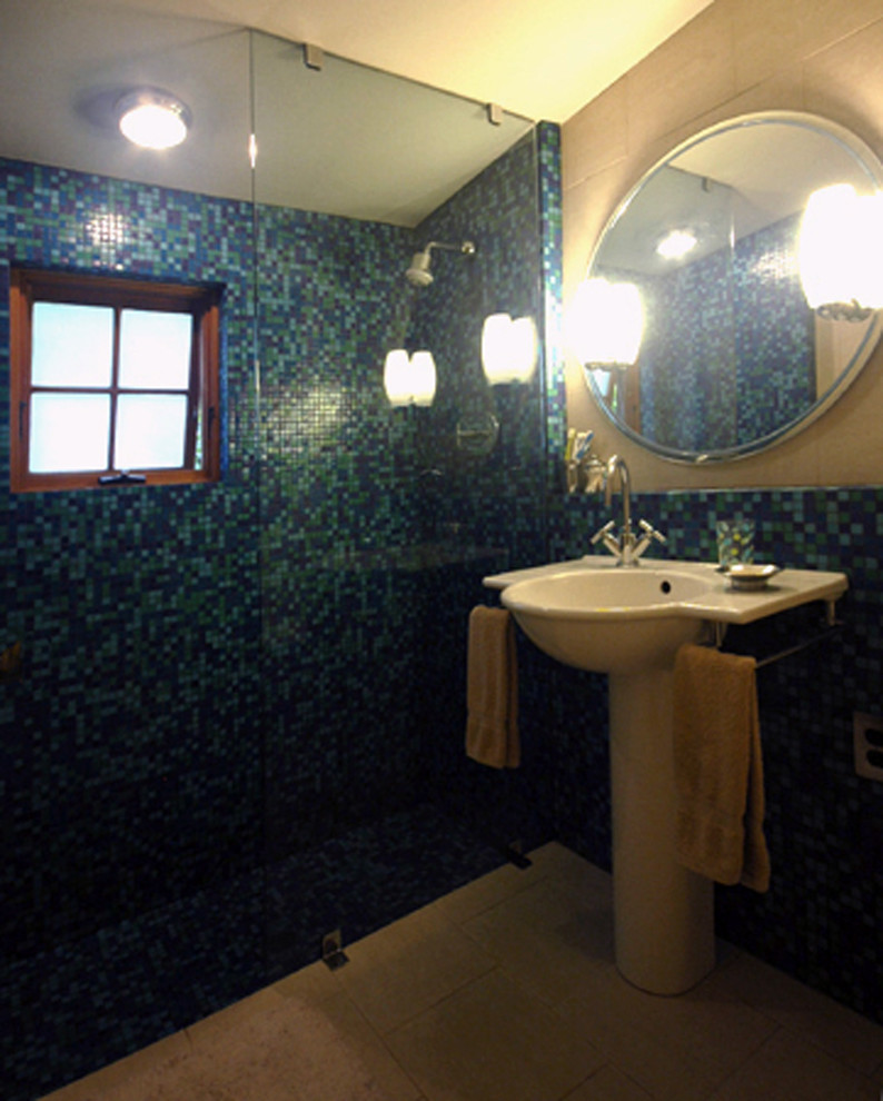 Small Philadelphia Row house Renovation Traditional Bathroom